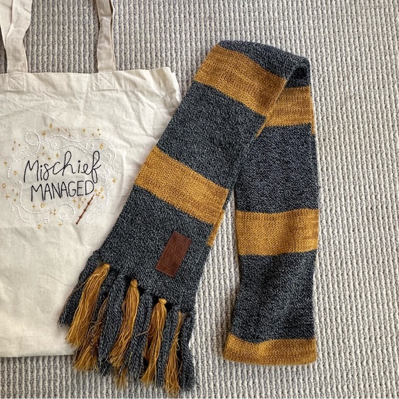 Hand Embroidered Harry Potter Tote Bag and Scarf Hufflepuff - Picture 4 of 5